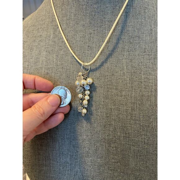 Upcycled faux pearl cluster necklace - Picture 3 of 4